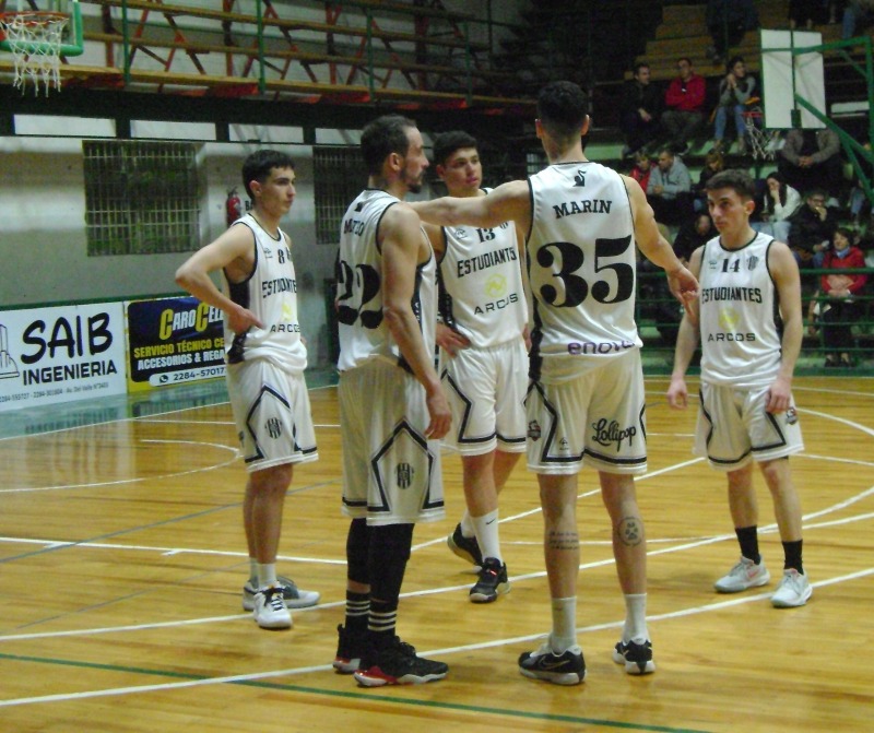 El Bata gan el duelo olavarriense y Racing volvi a caer